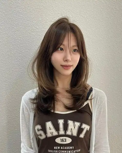 其中三种非常受欢迎的发型是推后脖短发,满头卷烫发和微扣长发