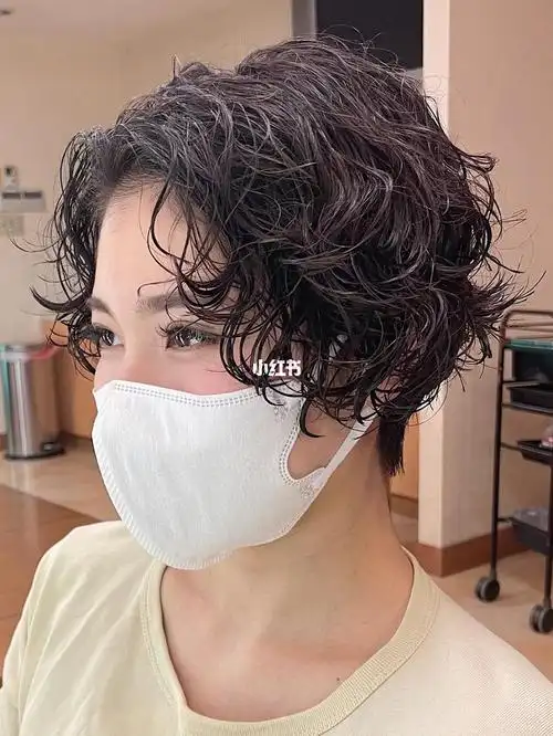 女生超短发烫发分享气质个性卷短发