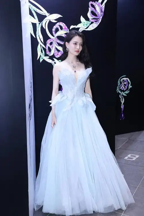 1/ 12 2021年8月20日,上海,徐璐出席tesoro意大利高级珠宝开幕仪式,她