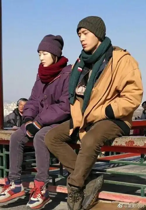 网友偶遇井柏然周冬雨拍戏 井宝造型憨厚满脸愁容