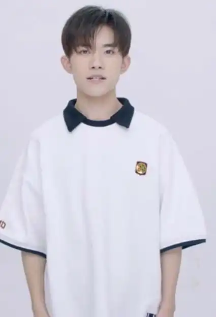 易烊千玺大背头pk刘海造型,前者男人味十足,后者是他最好的温柔