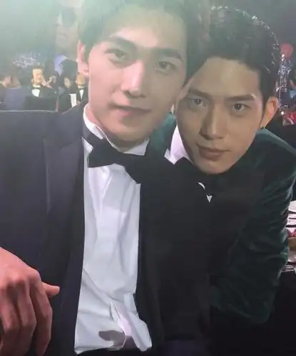 杨洋与井柏然合影似双胞胎哥俩好花少曾同床