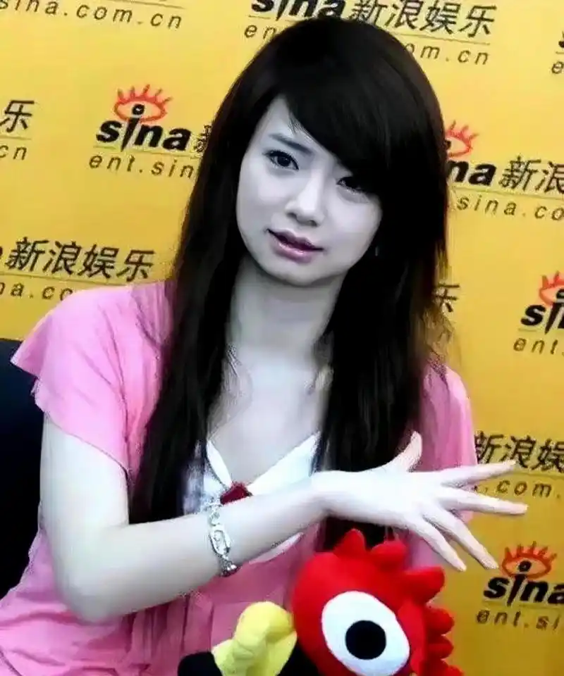 戚薇是一位备受关注的年轻女艺人.