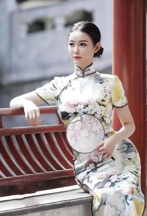 中国版卡戴珊,拥有完美翘臀,穿旗袍"花瓶"被摄影师抓拍而走红