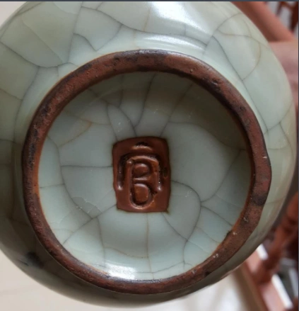 南宋官窑瓷器沿袭北宋风格,规整对称,宫廷气势,高雅大气,一丝不苟.