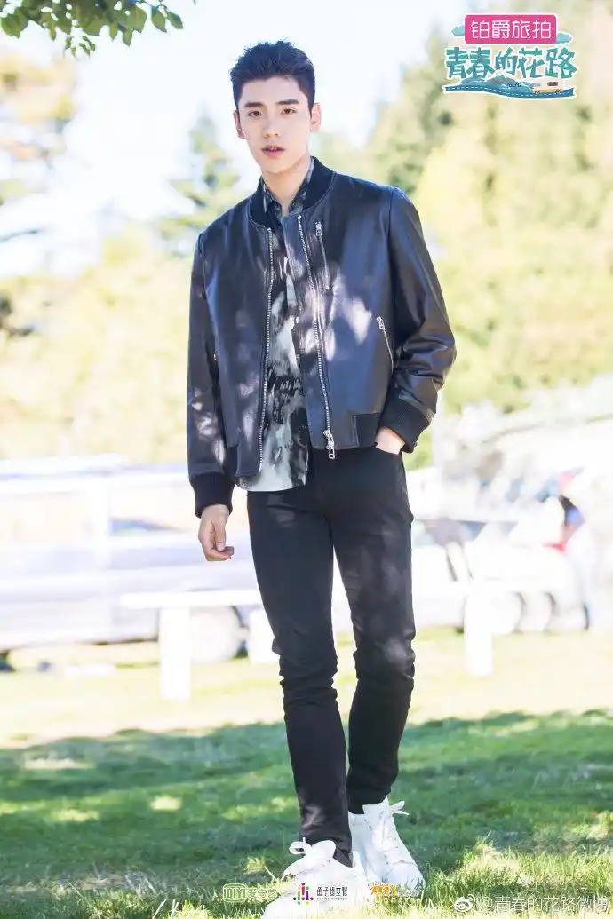 王子异[超话]#|《青春的花路》新鲜海报look~风吹过带来甜甜的味道