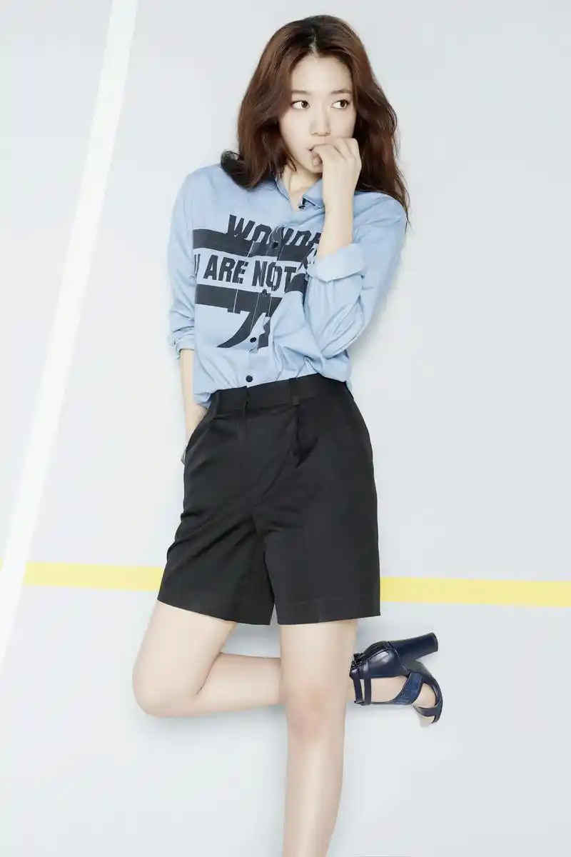 朴信惠:随意的穿搭,尽显魅力十足!