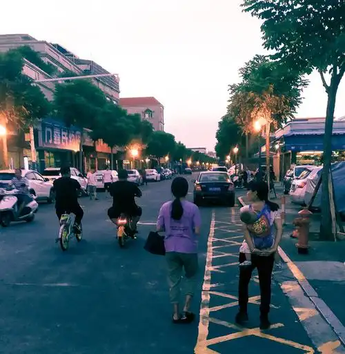 街拍前面路人的生活写照透过背影读出城里生活的匆忙