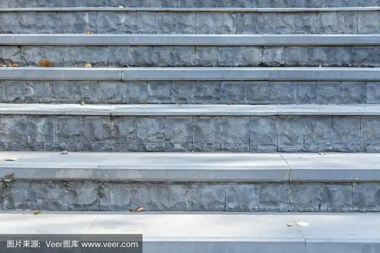 在公园的灰色台阶楼梯的正面视图.