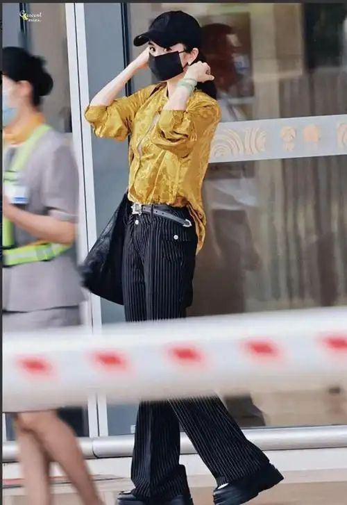 杨幂又带火了一种穿法叫卡布里裤乐福鞋显高显瘦又洋气