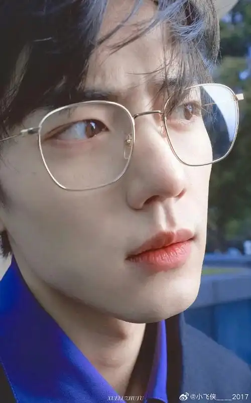 肖战陌森眼镜代言人#戴眼镜也超级好看的肖战@x玖少年团肖战daytoy