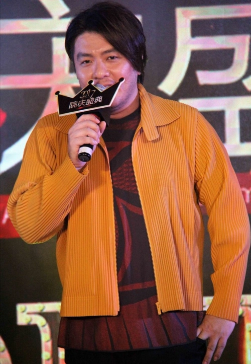 原创阿杜罕见带儿子录歌,近照穿拖鞋梳大背头老好多,5岁儿子太像他