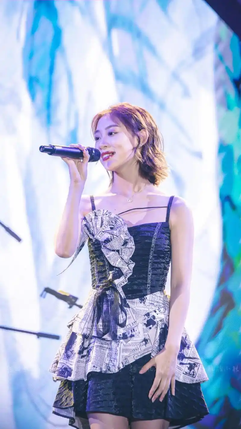 叶老师这个皮肤可以.@叶炫清 哈哈哈哈 #羊山音乐节 #绍兴 - 抖音