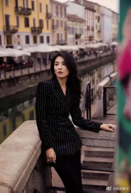 刘涛春天街景随拍#刘涛最新街景随拍来啦~黑色波点西装搭配卷发,今天