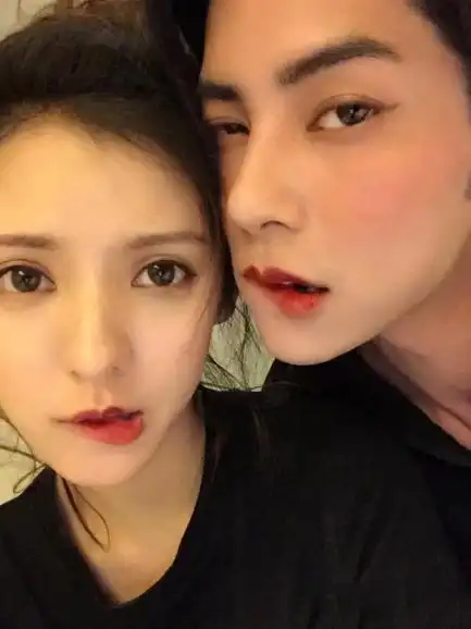 张予曦与男友机场上演摸头杀太宠溺