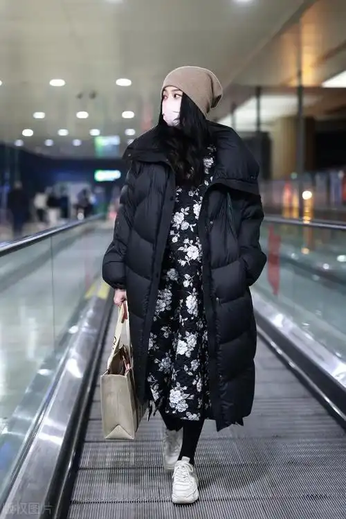 范冰冰高调走机场穿印花裙搭羽绒服保暖又雅致美得宛若画中人