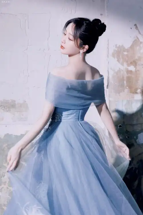 杨紫碧蓝抹胸纱裙造型