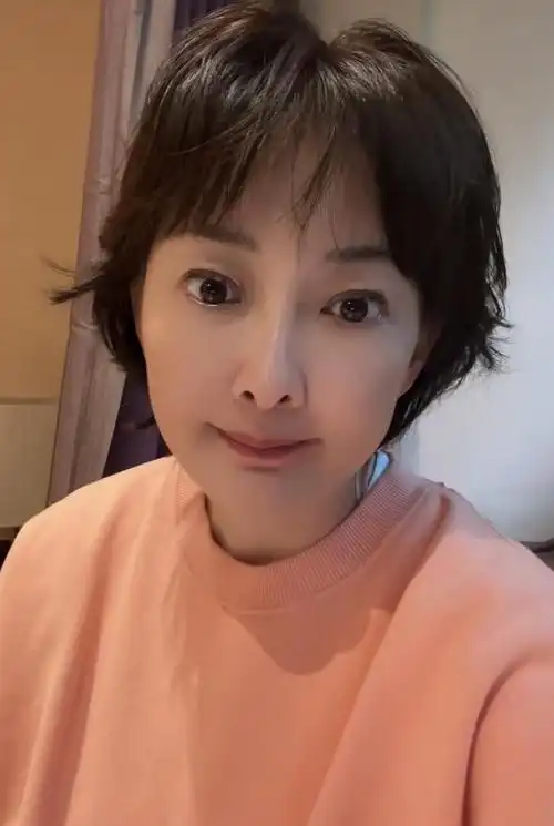 49岁牛莉整容失败面容僵硬难以辨认评论区一片哗然她亲自回应