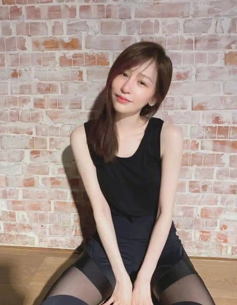 40岁王心凌太会穿了简单的背心和裤装就能穿出20岁的少女感