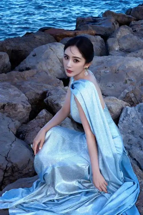 杨幂水蓝色镶钻礼服##戛纳红毯##戛纳明星造型