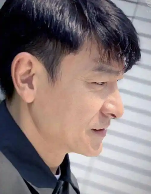 如今已接近60岁的刘德华还是那一身雅痞的气质,在路人的镜头下这侧脸