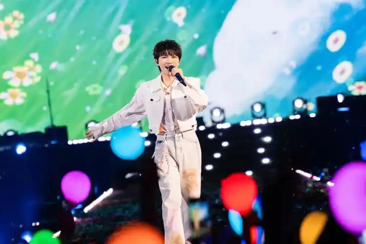 "吴青峰曾说:"希望你们相信,人生没有标准答案,为自己去找到本该属于