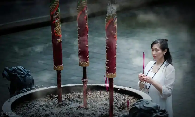 佛教也认为烧香以烧三支香为宜,且表示戒,定,志,也表示供养佛,法,僧.