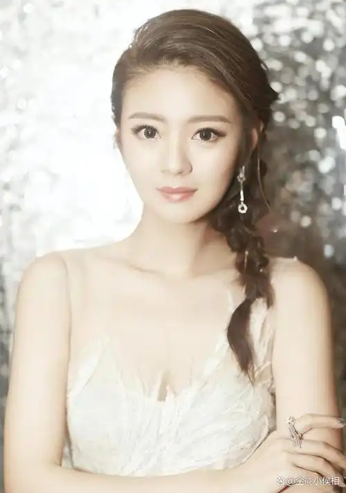 安以轩的奶奶是一个生活在蜜糖罐里的"富家小姐",而她的爷爷则在台湾