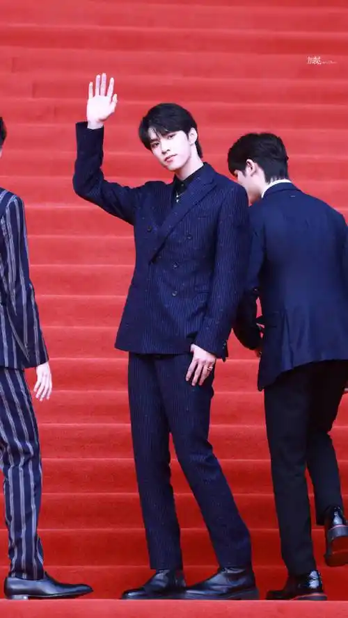 刘耀文红毯条纹西装生图##刘耀文北影节蓝色条纹西装造型