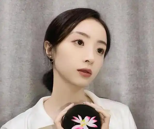 和小五岁的吴崇轩一起逛街,两人以前合作过|乔任梁|胡冰卿|姐弟恋