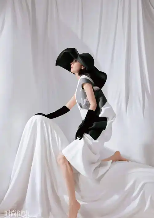 杨幂登时尚健康封面 大秀小蛮腰性感妩媚 宽檐礼帽芭蕾舞裙优雅高贵