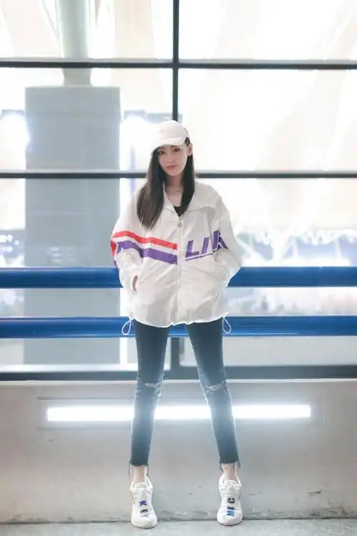 张天爱的品味被高人指点了格纹外套搭破洞牛仔裤走机场美炸了