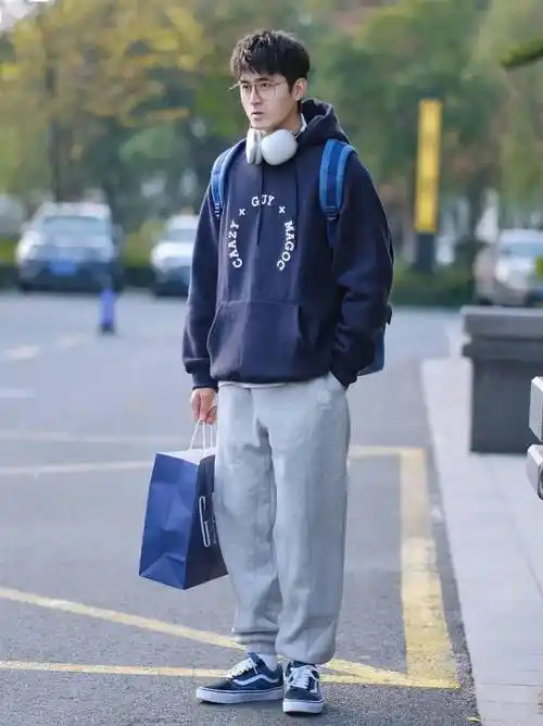 男生卫衣穿搭低饱和冷色系少年感穿搭
