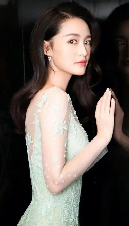 李沁长得非常漂亮,浓眉大眼,属于清新甜美型,为什么就不火呢?