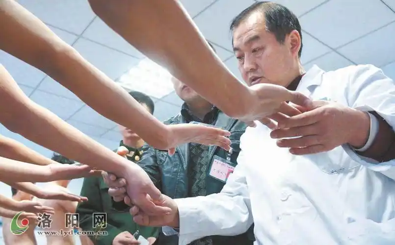 我市2012年冬季征兵体检工作正式拉开帷幕,体检内容包括内科,外科