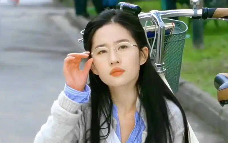 听说刘亦菲拍《恋爱通告》的时候是素颜基本上,戴眼镜的样子都这么