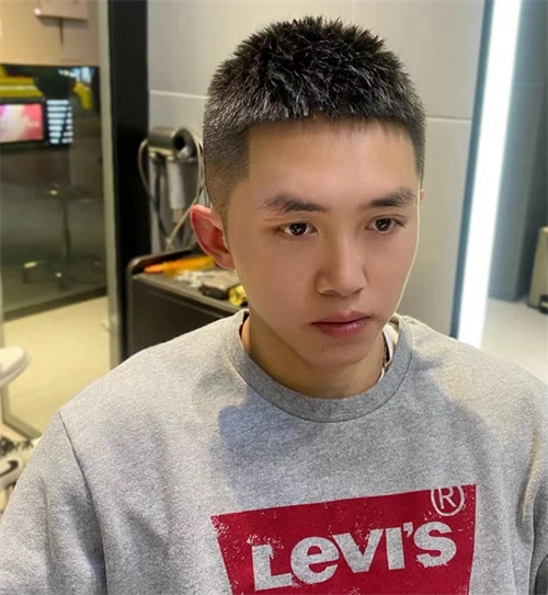 男生都在剪的前刺发型 今年男生短发趋势公开