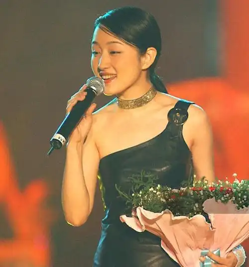 回顾歌手杨钰莹事业巅峰为爱隐退被前夫坑惨如今依旧单身