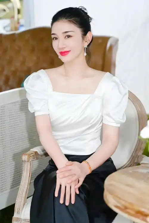 黄奕,知性优雅,美丽迷人的写真照!__财经头条