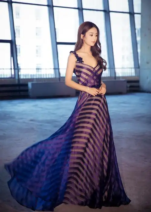 赵丽颖身着紫色条纹长裙,优雅贵气,艳压群芳
