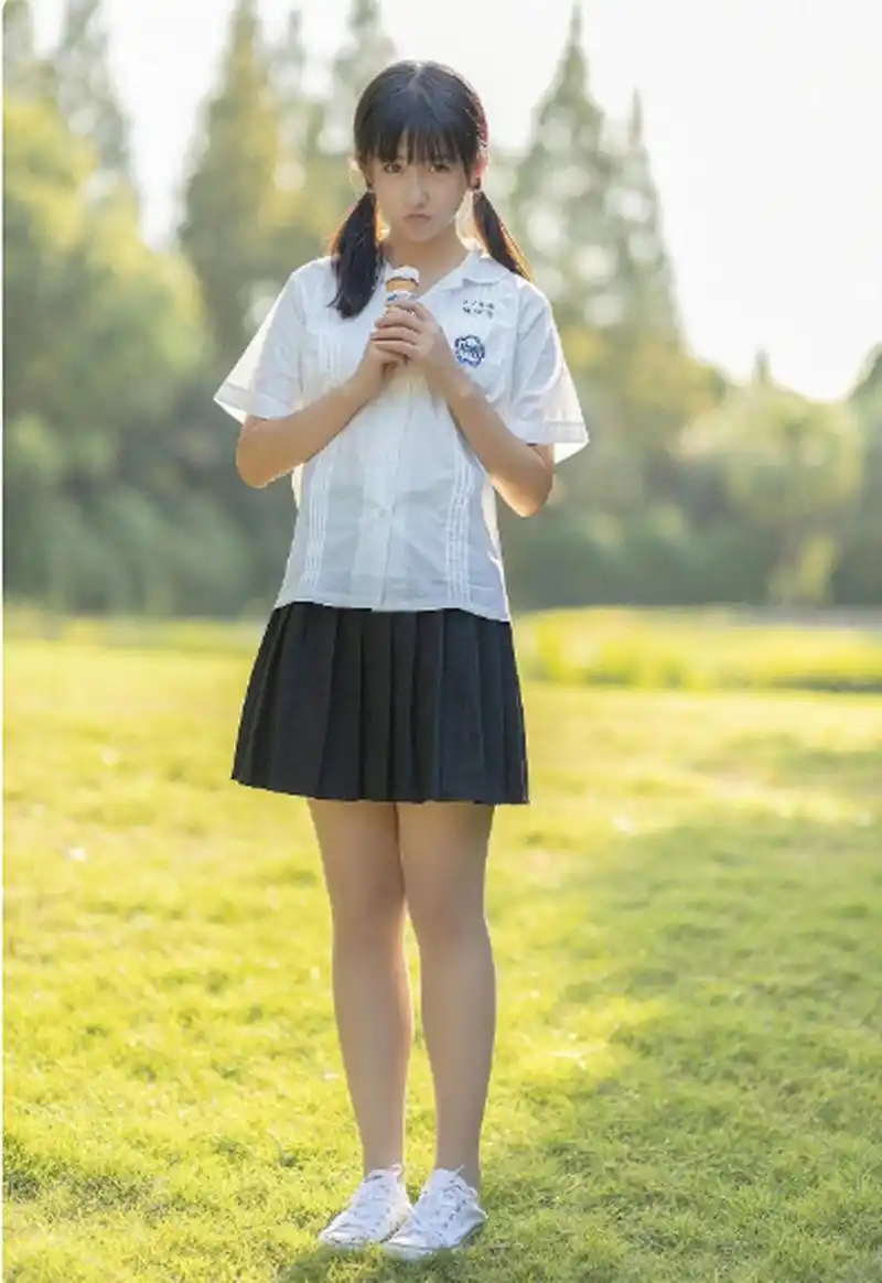 可爱的双马尾校服少女