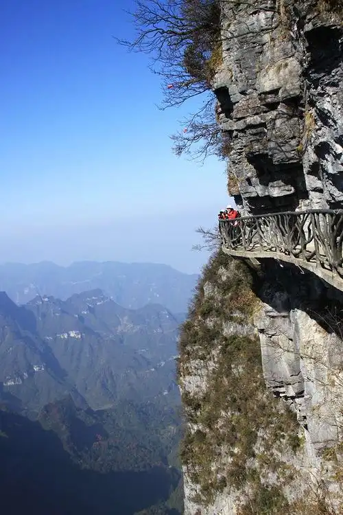 张家界,天门山世界最高海拔的天然穿山溶洞.