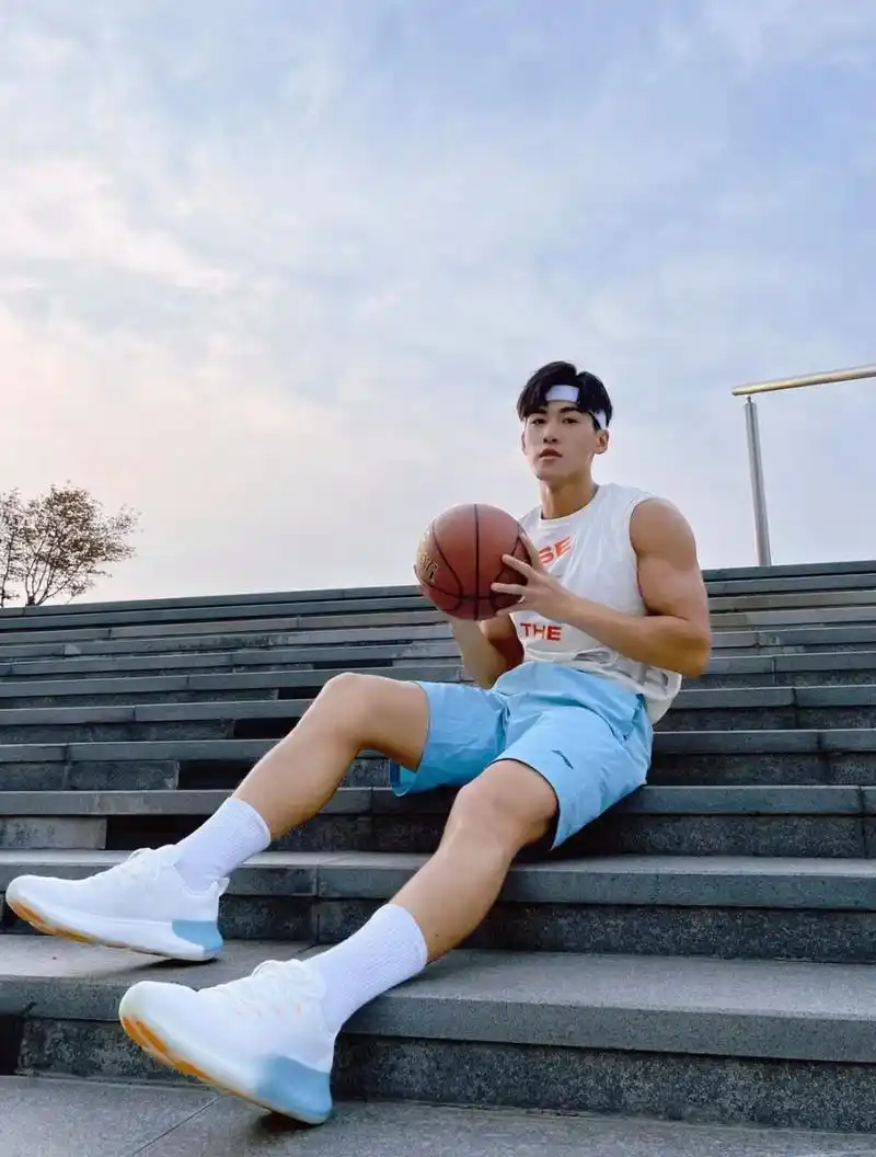 拥有完美身线的阳光运动型体育生#健身# #帅哥