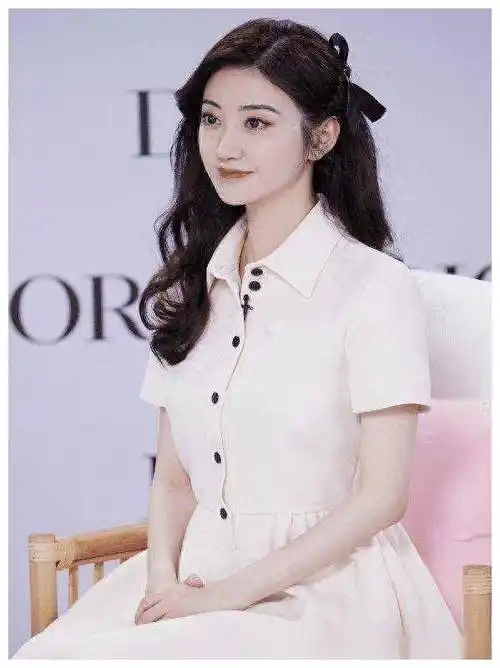 最近,一部名为《司藤》的电视剧在网上火了起来,使得主演景甜和张彬彬