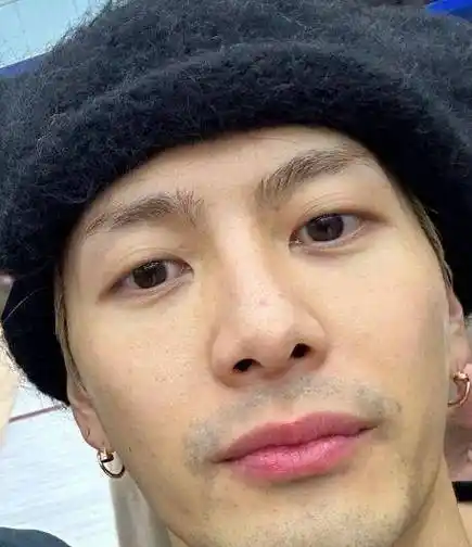 王嘉尔素颜怼脸生图曝光!