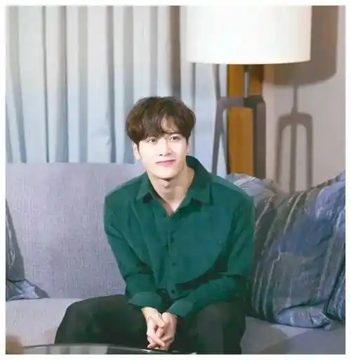 王嘉尔魅力无限细腻肌肤引人注目实力唱将颜值爆表