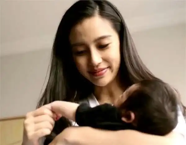 baby罕见主动晒小海绵正面照庆一周岁生日,小手肉嘟嘟好可爱