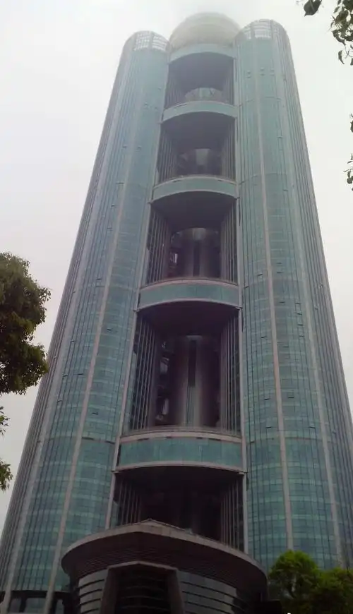 华西龙希国际大酒店,高328米,共74层(地下2层).