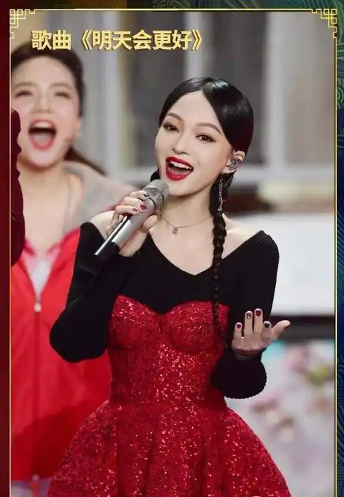 原创张韶涵上央视春晚太美了穿红色抹胸裙配毛衣端庄大气又喜庆