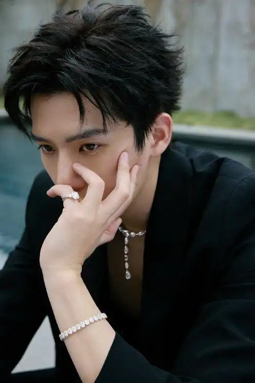 王安宇穿黑西装好禁欲大钻石尾戒超闪帅的很具体心动啦